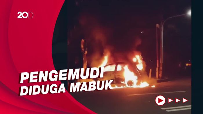Penampakan Mobil Honda Jazz Terbakar Usai Hantam Plang di Jaksel