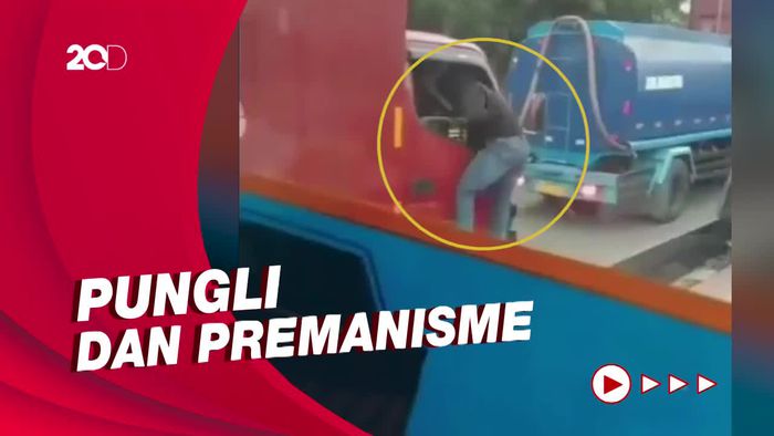 Aksi Pria Rampas Ponsel Sopir Truk Saat Jalanan Macet di Jakut