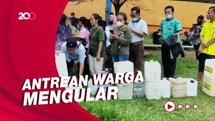 Truk Minyak Goreng Curah Diserbu Warga di Pasar Senen
