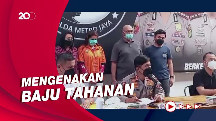 Momen Chantal Dewi Berbaju Tahanan Saat Rilis Narkoba