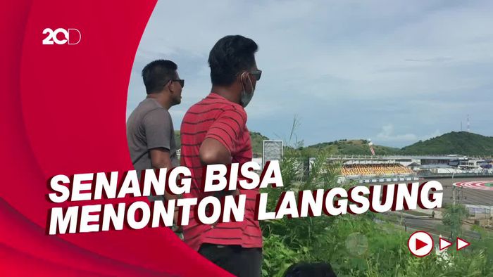Warga Lokal Tonton MotoGP Mandalika dari Bukit: Serasa di Tribun