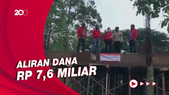 Momen Polisi Segel Rumah Indra Kenz di Alam Sutera