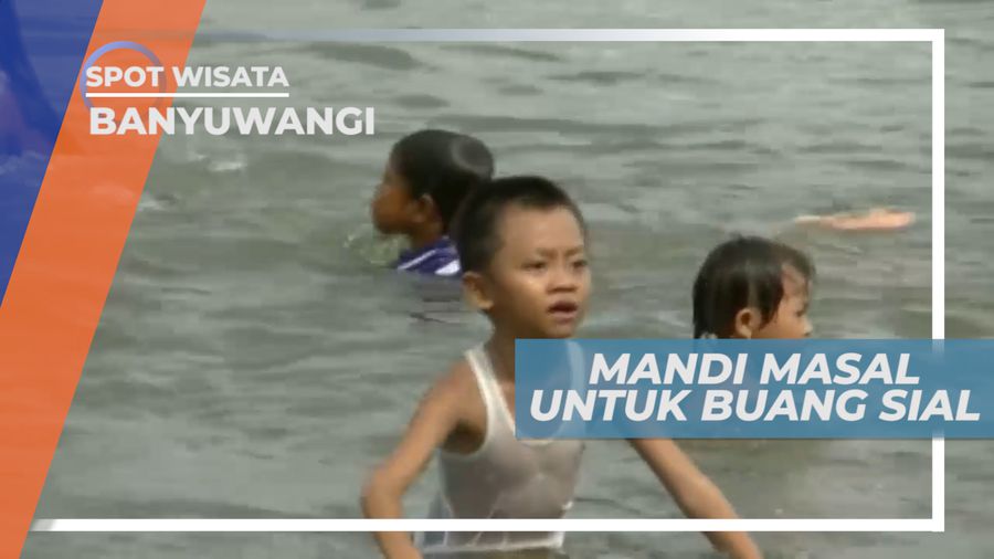 Tradisi Mandi Bersama di Sepanjang Pantai Pulau Santan, Banyuwangi