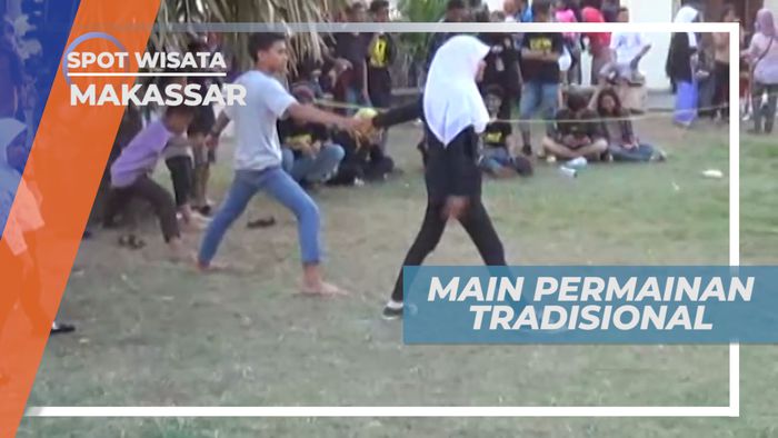 Adu Tangkas Bermain Permainan Tradisional di Makassar 