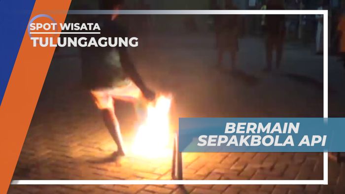 Memacu Adrenalin Bermain Sepak Bola Api di Tulungagung