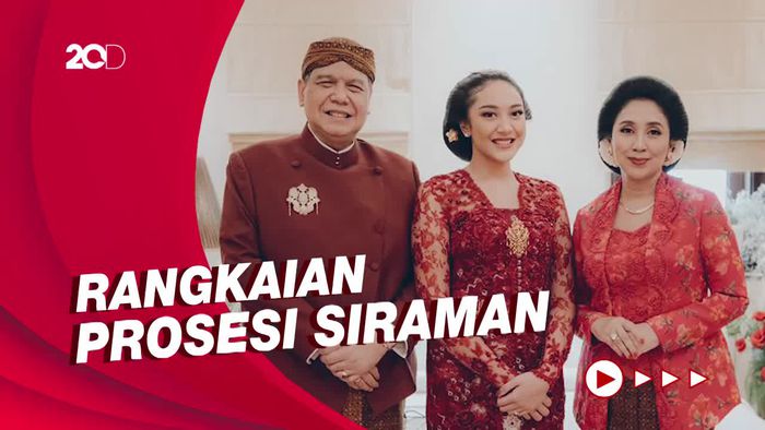 Momen Manis Saat CT Berikan Hasil Dodol Dawet ke Putri Tanjung