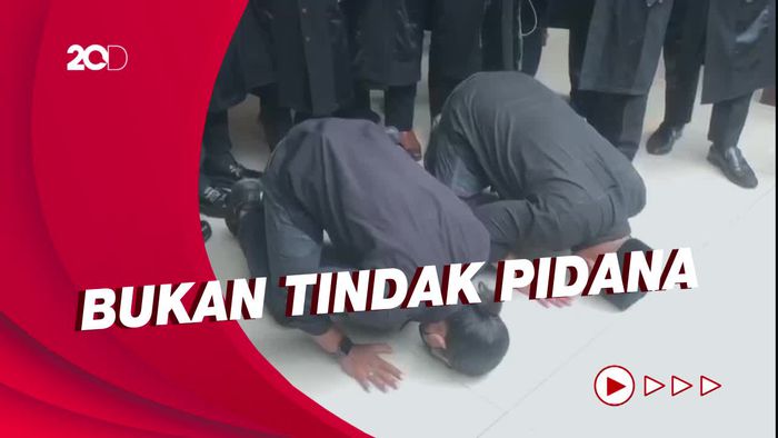 Sujud Syukur Dua Terdakwa Penembak Laskar FPI Saat Divonis Lepas