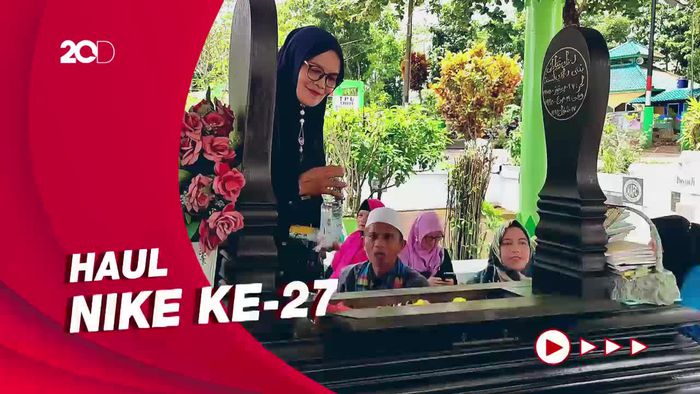 Fans Ziarah dan Doa Bersama di Makam Nike Ardilla