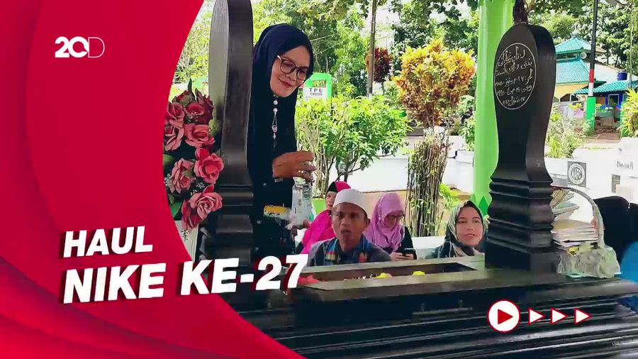 Fans Ziarah dan Doa Bersama di Makam Nike Ardilla