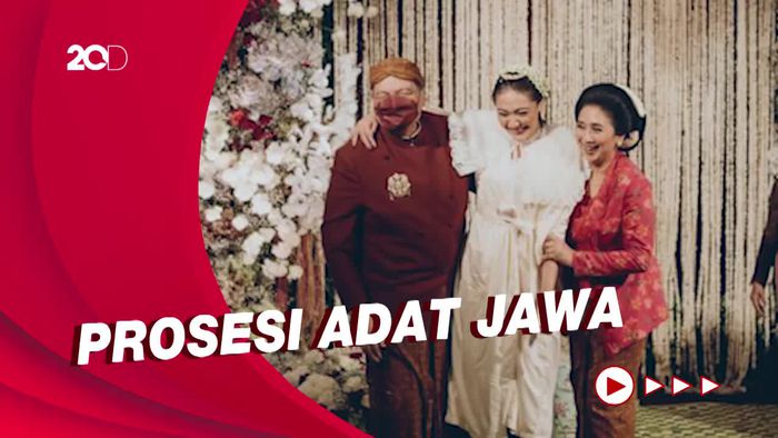 Momen CT Gendong Putri Tanjung di Acara Siraman 