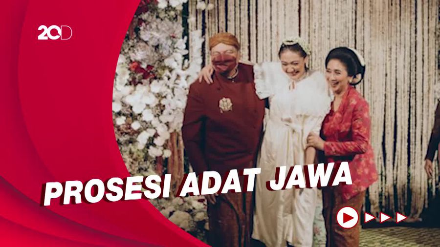 Momen CT Gendong Putri Tanjung di Acara Siraman 