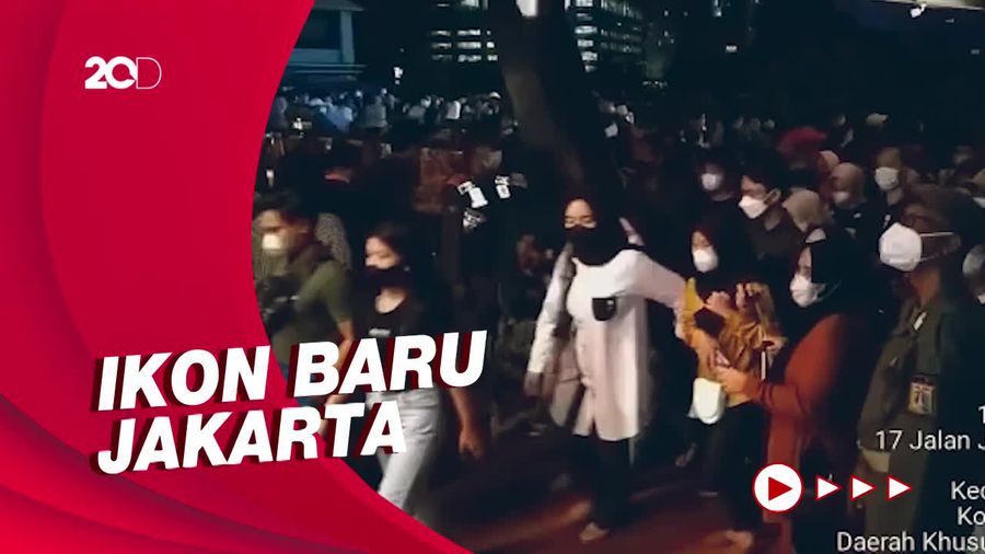 Wow Ramai Banget! JPO Pinisi Diserbu Warga Saat Malam Minggu