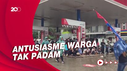 Pom Bensin Jadi Pilihan Warga Berteduh Kala Mandalika Diguyur Hujan Deras