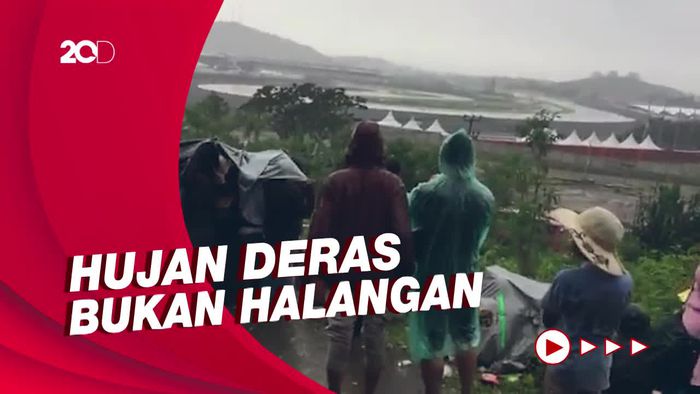 Antusiasme Warga Nonton MotoGP Mandalika dari Atas Bukit & di Bawah Hujan