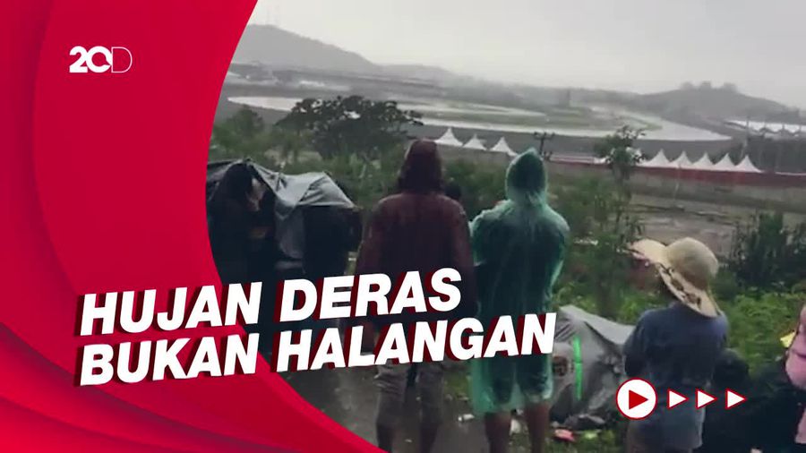 Antusiasme Warga Nonton MotoGP Mandalika dari Atas Bukit & di Bawah Hujan