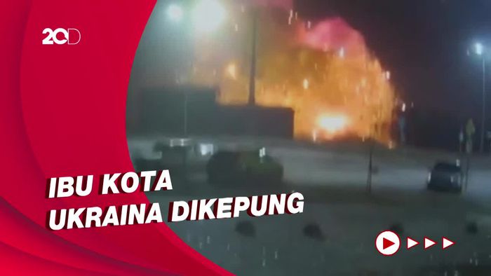 Detik-detik Rudal Rusia Meledak di Jantung Kota Ukraina  