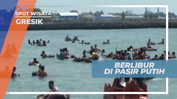 Bermain Pasir Putih di Pantai Gresik Jawa Timur