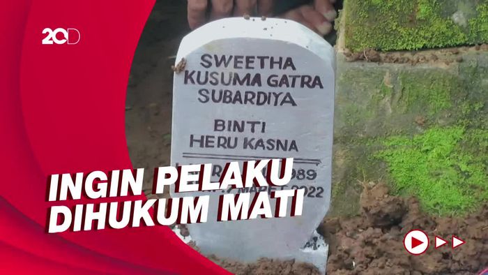 Ibunda Jatuh Pingsan Kala Pemakaman Bidan Sweetha dan Anaknya