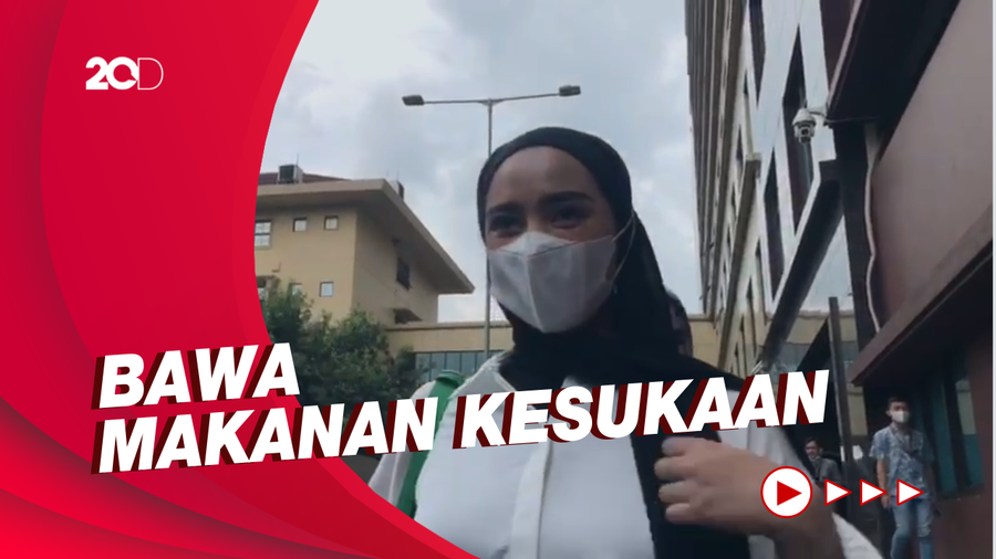 Dinan Fajrina Jenguk Doni Salmanan di Tahanan