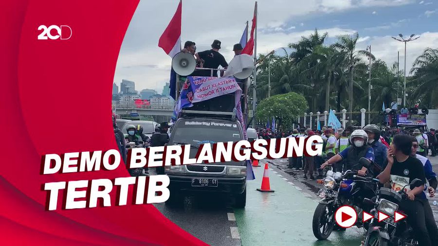 Demo Tolak Omnibus Law di Depan DPR Usai, Massa Buruh Bubar