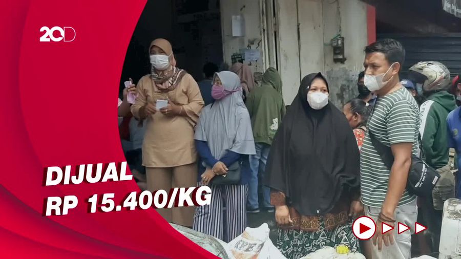 Minyak Goreng Curah Langka, Warga Antre Berjam-jam di Pasar Legi Solo