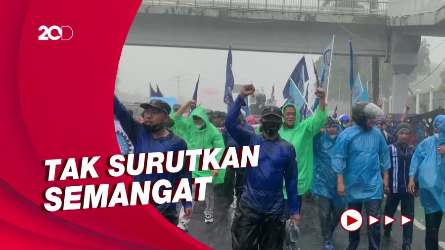 Diguyur Hujan, Massa Demo Tolak Omnibus Law Bertahan di Depan DPR