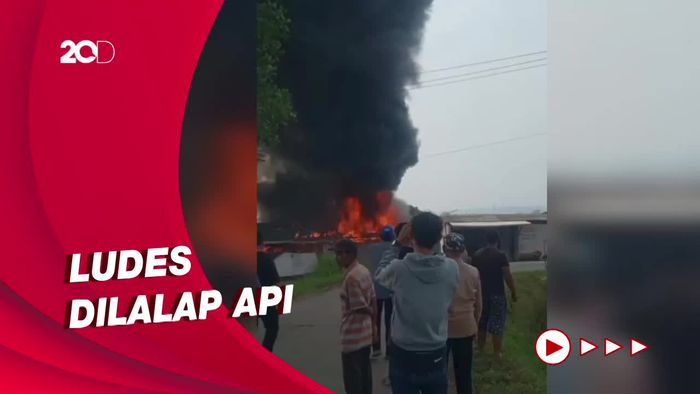Diduga Gegara Puntung Rokok, Toko Material di Purwakarta Terbakar