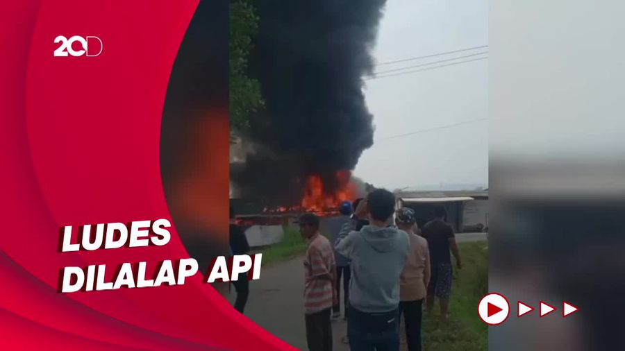 Diduga Gegara Puntung Rokok, Toko Material di Purwakarta Terbakar