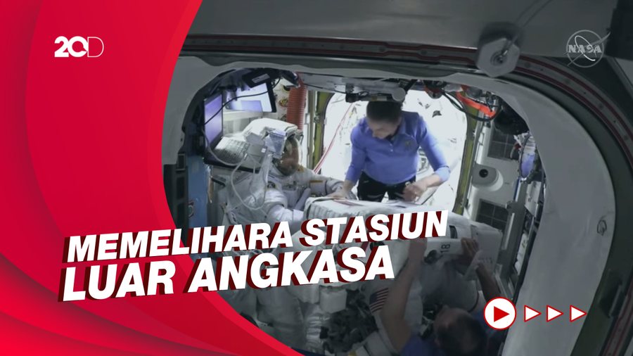 Aksi Astronaut Pasang Kabel di Stasiun Luar Angkasa