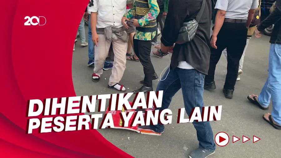 Sempat Ricuh, Sejumlah Massa Aksi 2503 Injak-injak Poster Jokowi
