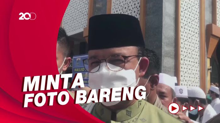 Resmikan Masjid di Jaktim, Anies Diserbu Emak-emak