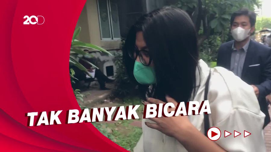 Penampilan Dea Onlyfans saat Wajib Lapor di Polda Metro