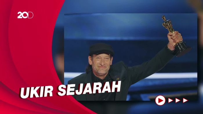Sabet Piala Oscar, Troy Kotsur: Saya Dedikasikan untuk Komunitas Tuli