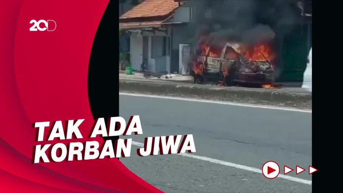 Mobil Rombongan Hajatan Nikahan Terbakar di Pantura Pemalang