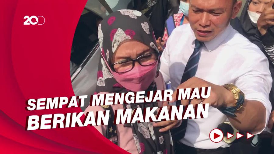 Ibu Adam Deni Nangis Lihat Sidang Anaknya Berakhir Ricuh