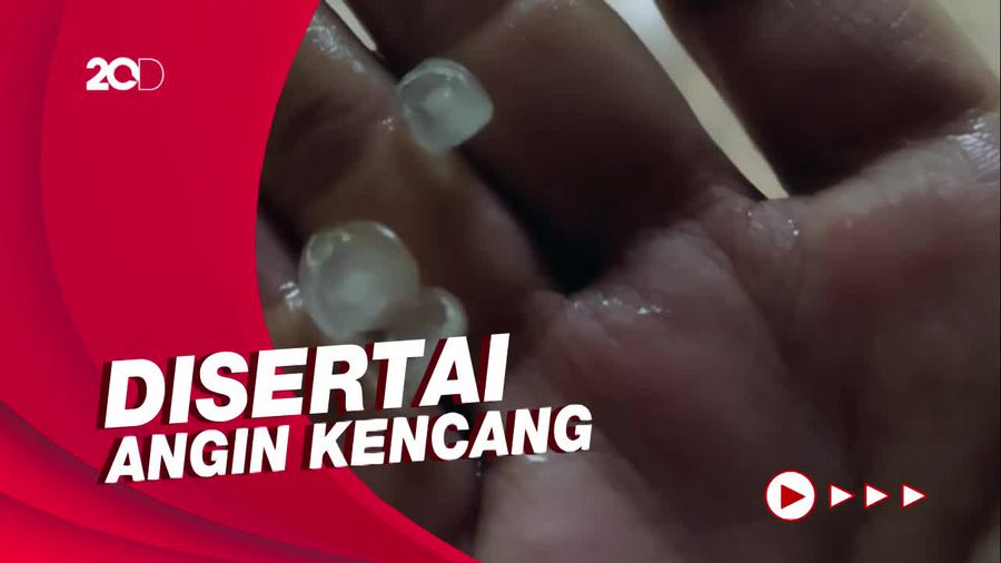 Penampakan Hujan Es yang Terjang Banjarnegara