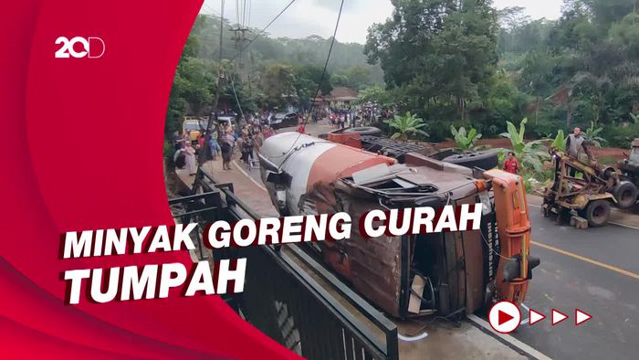 Saat Warga Ciamis Berebut Minyak Goreng dari Tumpahan Truk yang Terguling