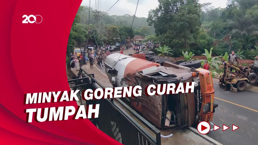 Saat Warga Ciamis Berebut Minyak Goreng dari Tumpahan Truk yang Terguling