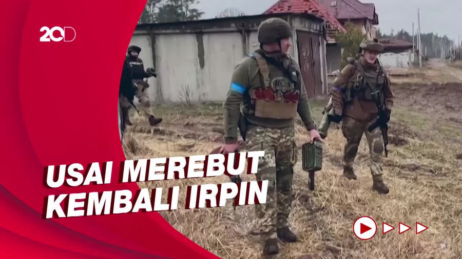 Tentara Ukraina Punguti Senjata Perang Milik Rusia