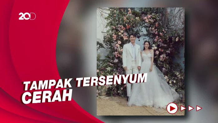 Potret Menawan Hyun Bin dan Son Ye Jin dengan Balutan Baju Pengantin