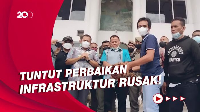 Demo Warga Asahan Bawa 1 Ton Sawit ke Kantor Bupati, Protes Jalan Rusak!