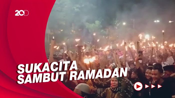 Ribuan Warga Medan Ikut Pawai Obor Sambut Ramadan