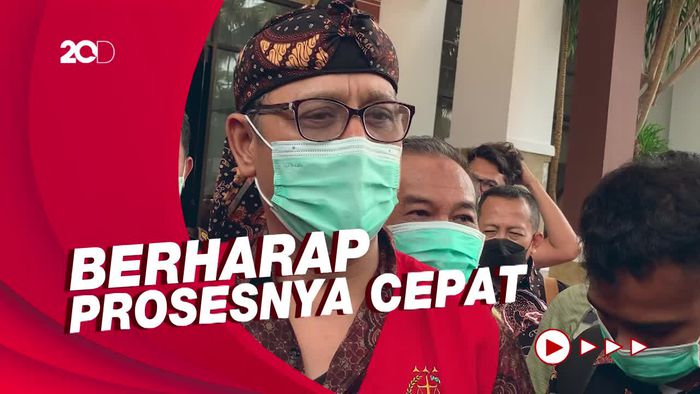 Momen Edy Mulyadi Kenakan Baju Tahanan-Tangan Diborgol