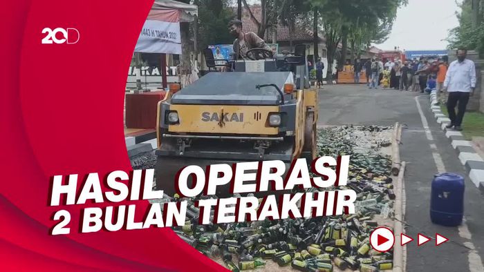 Sambut Ramadan, Polres Purwakarta Musnahkan Ribuan Botol Miras