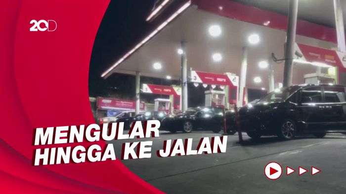 Antrean Panjang Kendaraan di SPBU Tendean Jelang Harga Pertamax Naik
