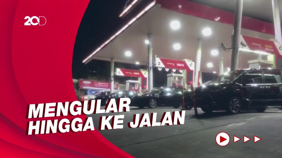 Antrean Panjang Kendaraan di SPBU Tendean Jelang Harga Pertamax Naik