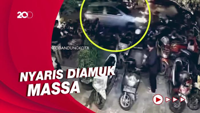Detik-detik Mobil Tabrak Sejumlah Motor-Gerobak Terparkir di Bandung