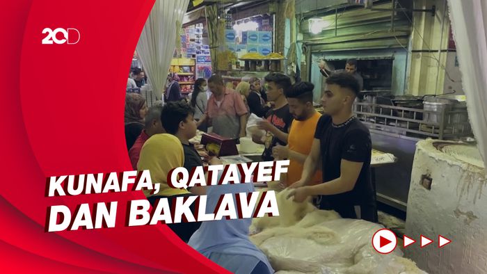 Warga Kairo Berburu Makanan Tradisional Khas Ramadan