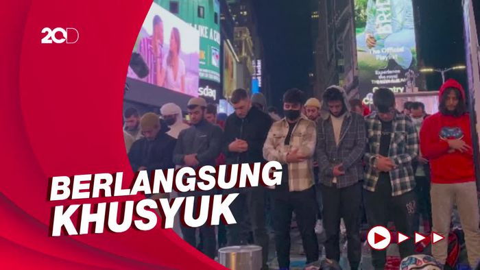 Momen Umat Muslim Salat Tarawih Berjamaah di Times Square New York