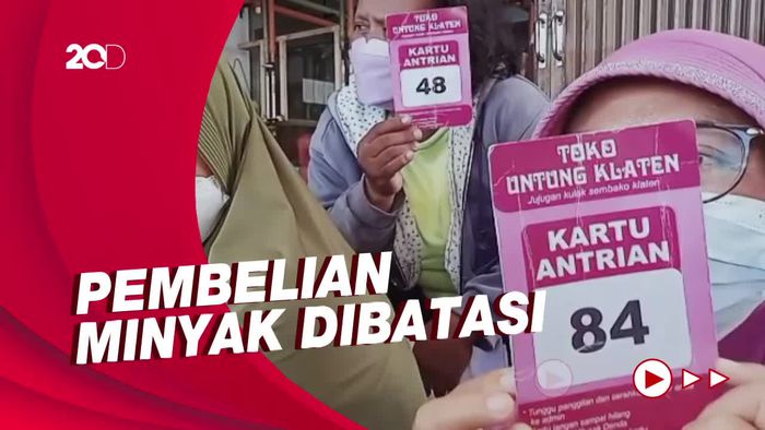 Antrean Warga Klaten Berebut Minyak Goreng Curah